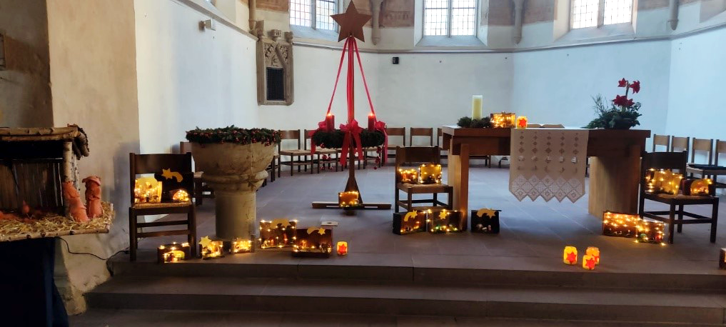 Die Kirche wurde für das Adventssingen der Kita Heiden mit zahlreichen schönen Kerzen geschmückt.