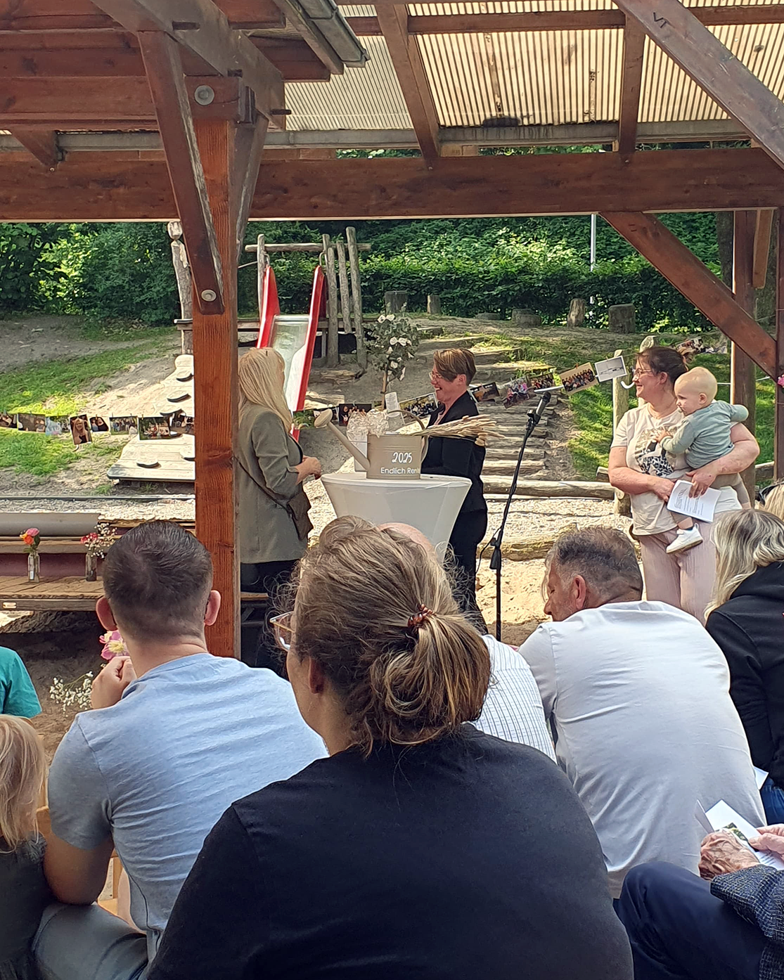 Mit viel Musik, herzlichen Worten und einem fröhlichen Gottesdienst wurde Frau Fischer aus der Kita Stemmen in den Ruhestand verabschiedet.