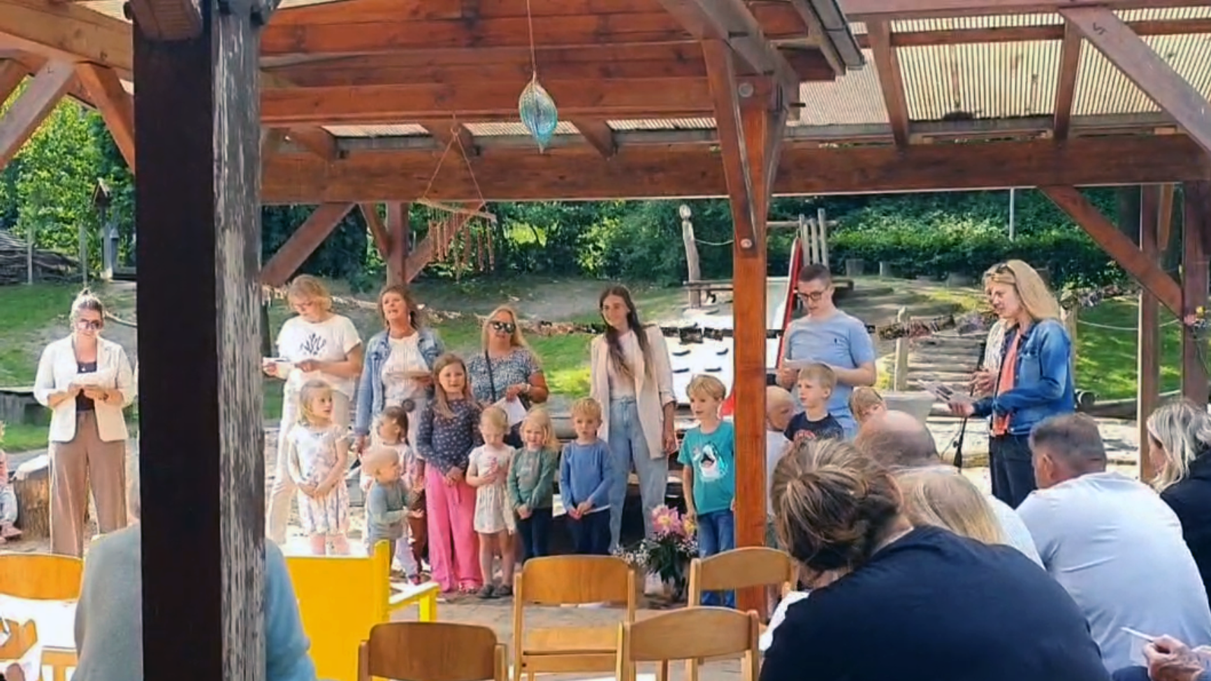 Alle Kinder und Mitarbeitenden sowie zahlreiche Wegbleiter und Wegbegleiterinnen unserer Kita Stemmen verabschieden Frau Fischer in den Ruhestand.