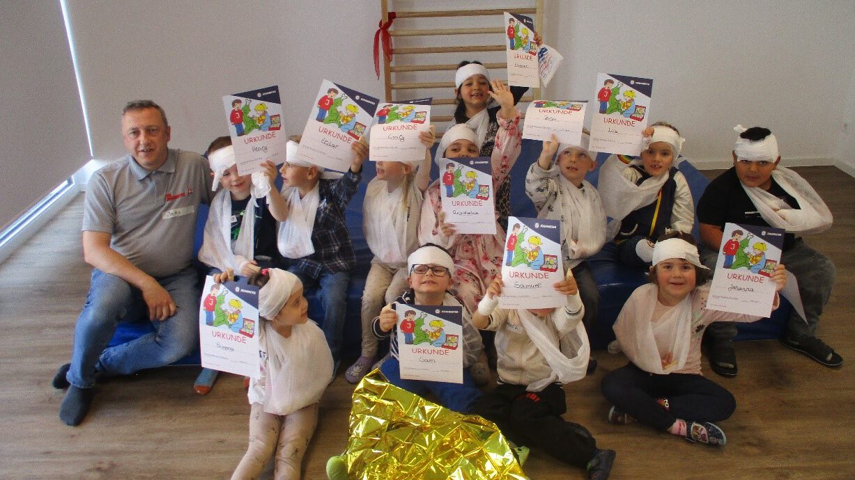 Die Kinder zeigen stolz ihre Urkunden zur Teilnahme am Erst-Hilfe-Kurs. Das sind die kleinen Helden aus der Kita Pfuhlstrasse!