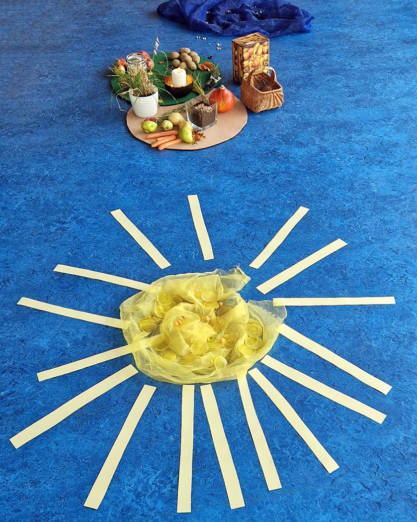In der Kita St. Johann wurde dieses Bodenbild bestehend aus einer Sonne und die vielen Gaben von Obst, Gemüse und Gewürzen zum Erntedankfest in die Turnhalle gelegt.